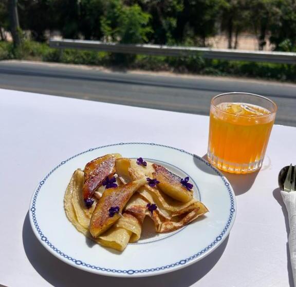 Отель Elephant Sports Bar And Accommodation