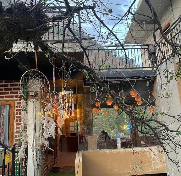 Mojo Cafe And Hostel