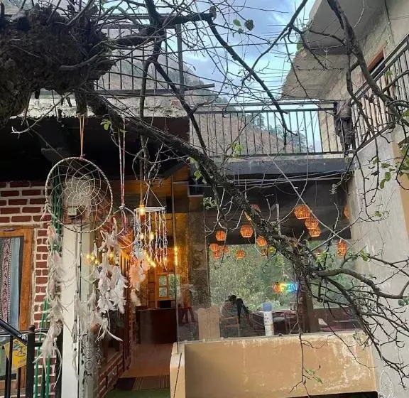 Mojo Cafe And Hostel