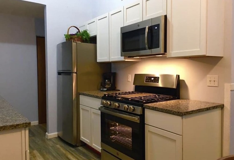 בית מלון כפרי American Oak Resort