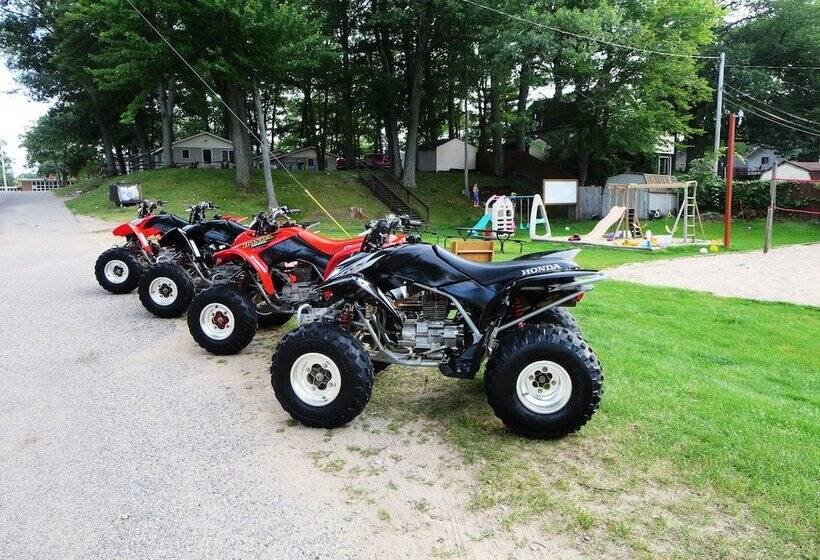 בית מלון כפרי American Oak Resort