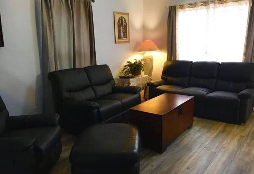 בית מלון כפרי American Oak Resort