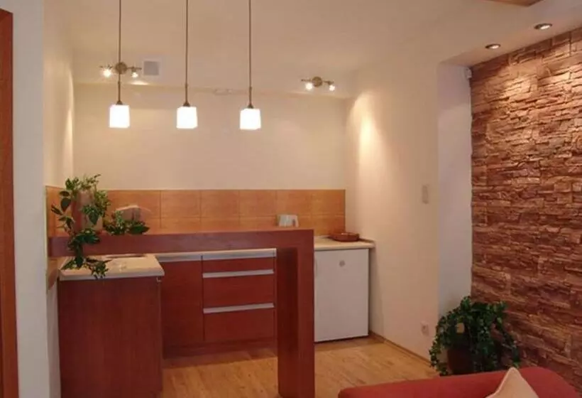 Hotelli Home & Travel
