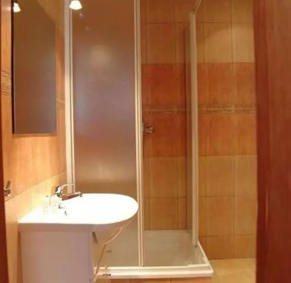 Hotelli Home & Travel