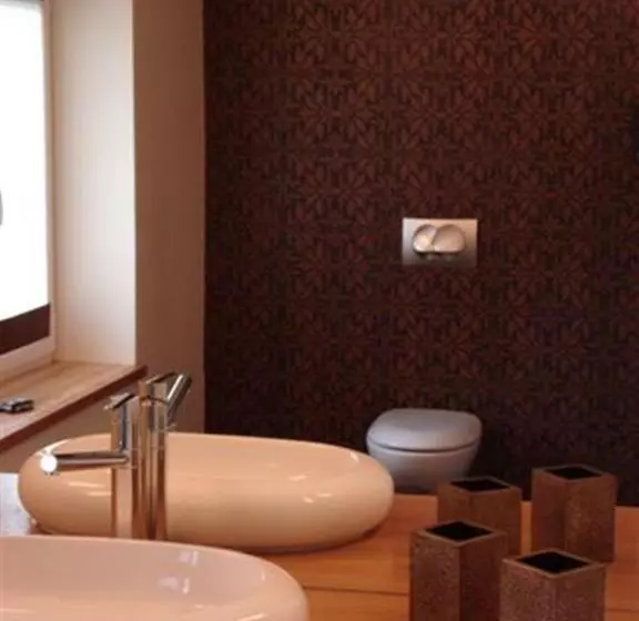 Hotelli Home & Travel
