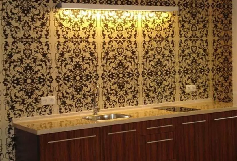 Hotelli Home & Travel