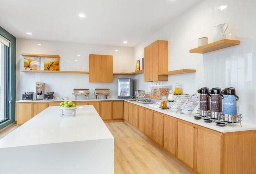 호텔 Comfort Inn & Suites Newark Liberty International Airport