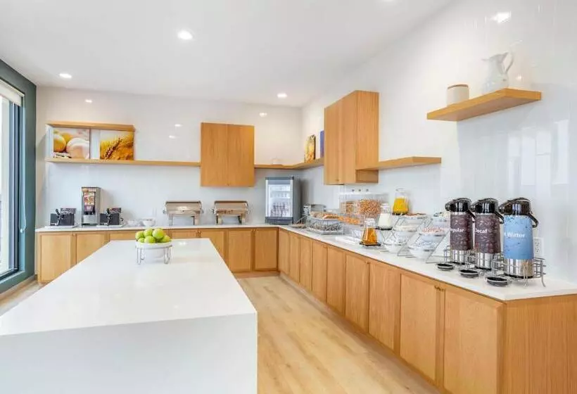 هتل Comfort Inn & Suites Newark Liberty International Airport