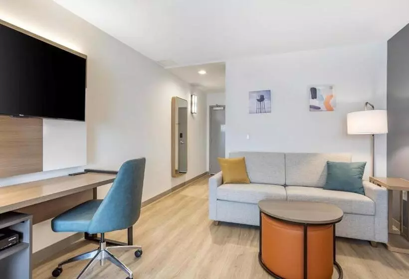 هتل Comfort Inn & Suites Newark Liberty International Airport