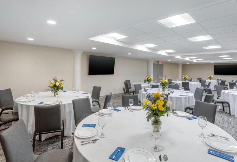 호텔 Comfort Inn & Suites Newark Liberty International Airport