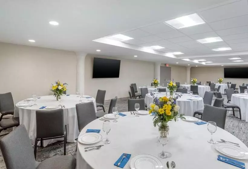 هتل Comfort Inn & Suites Newark Liberty International Airport