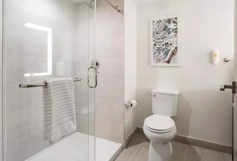 هتل Comfort Inn & Suites Newark Liberty International Airport