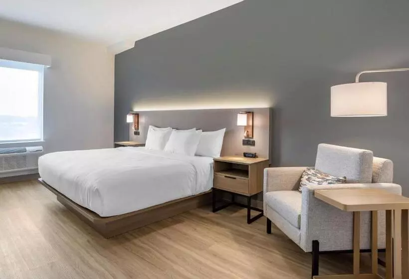 هتل Comfort Inn & Suites Newark Liberty International Airport