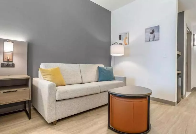 هتل Comfort Inn & Suites Newark Liberty International Airport