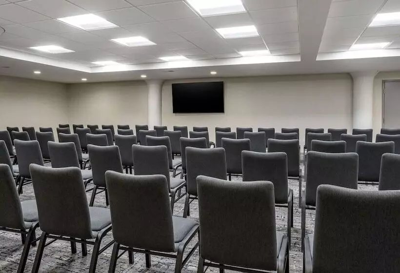 هتل Comfort Inn & Suites Newark Liberty International Airport