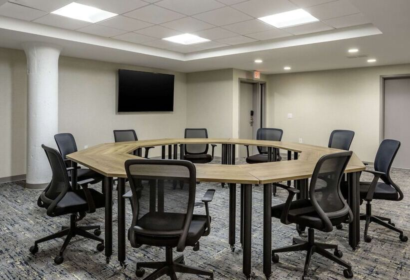 호텔 Comfort Inn & Suites Newark Liberty International Airport