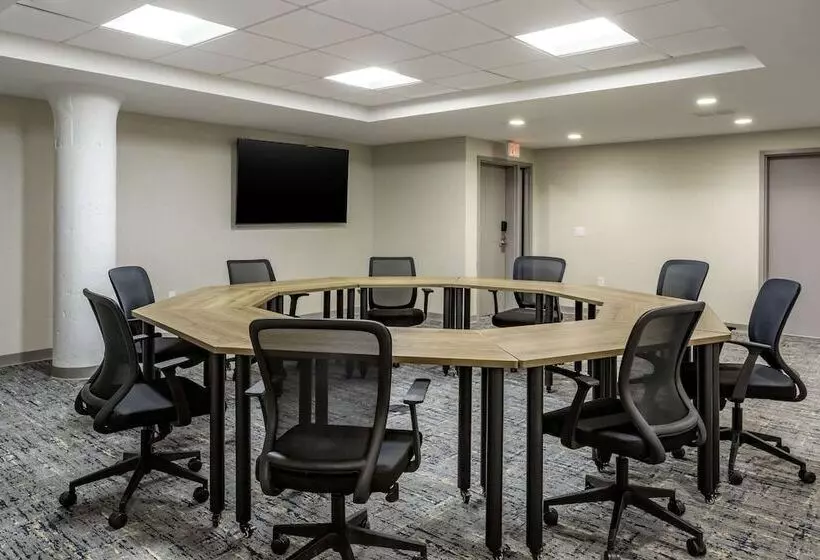 هتل Comfort Inn & Suites Newark Liberty International Airport