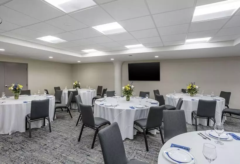 هتل Comfort Inn & Suites Newark Liberty International Airport