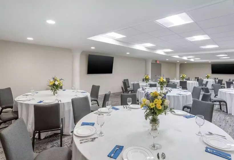 هتل Comfort Inn & Suites Newark Liberty International Airport