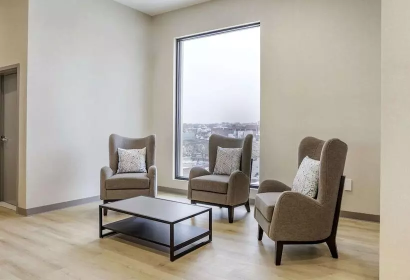 هتل Comfort Inn & Suites Newark Liberty International Airport