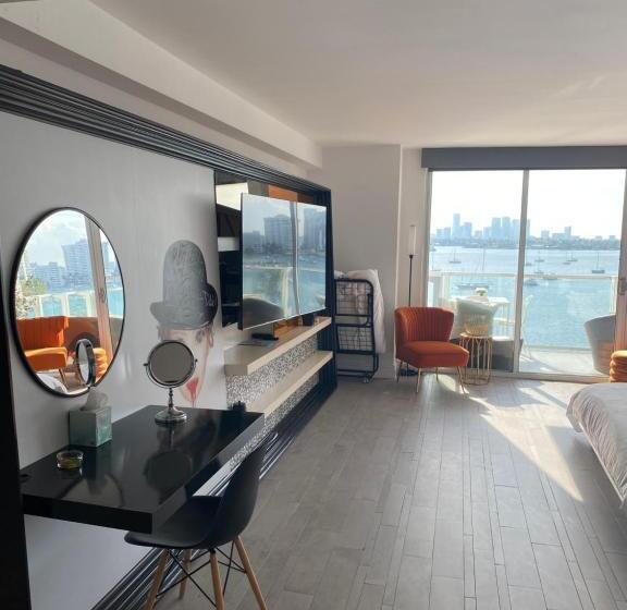 هتل Bay View King Suite With Balcony