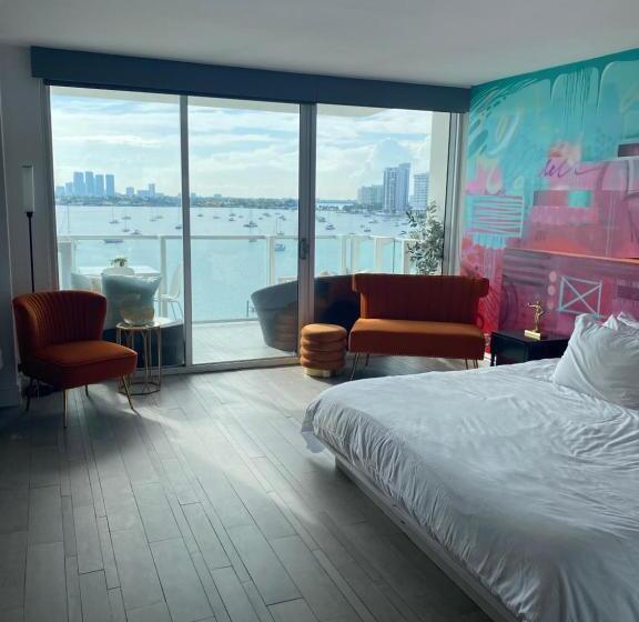 هتل Bay View King Suite With Balcony