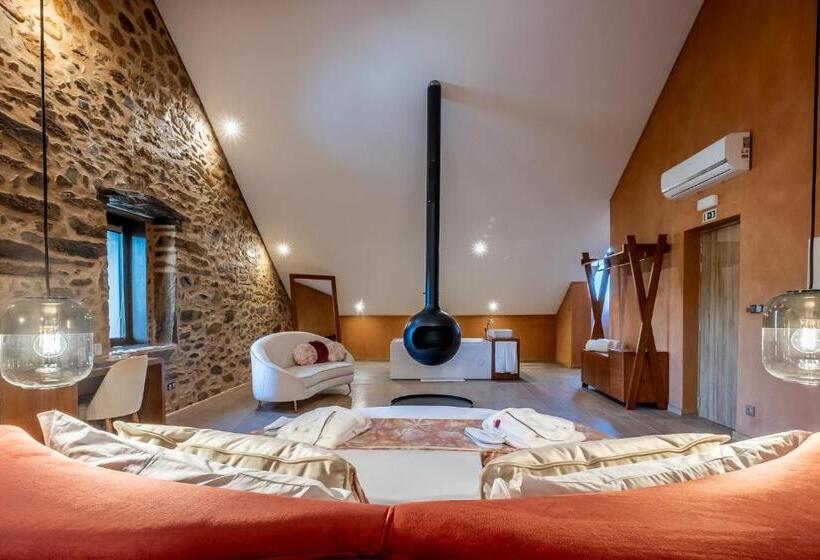 هتل Cherry Sculpture