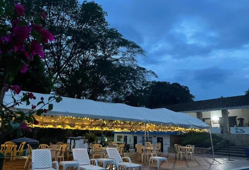 בית מלון כפרי Familia Casa Blanca