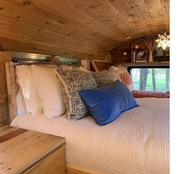 Hotel Super Tramp Converted School Bus