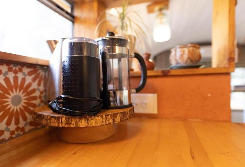 Hotel Super Tramp Converted School Bus