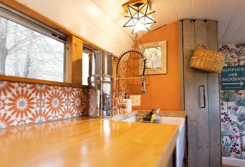 Hotel Super Tramp Converted School Bus