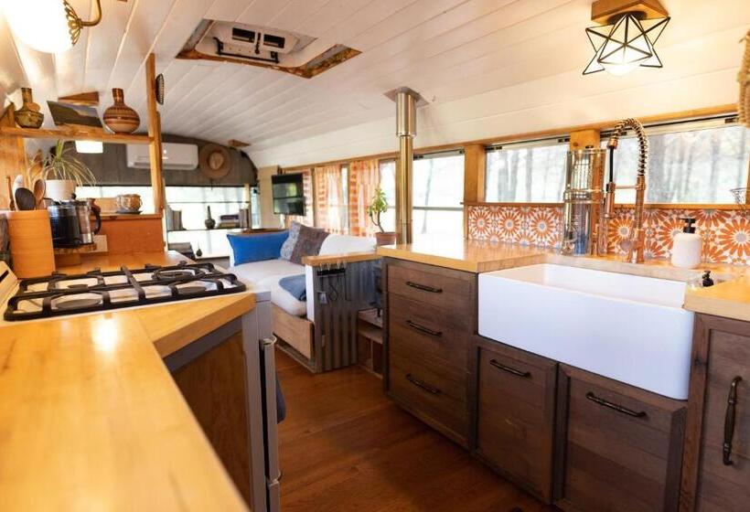 Hotel Super Tramp Converted School Bus