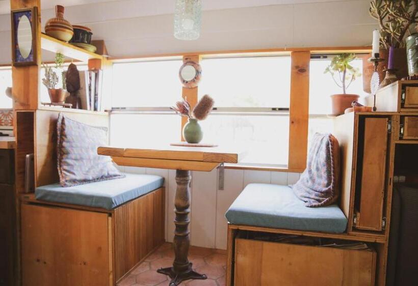 Hotel Super Tramp Converted School Bus