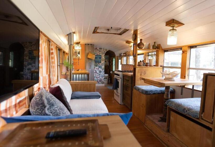 Hotel Super Tramp Converted School Bus