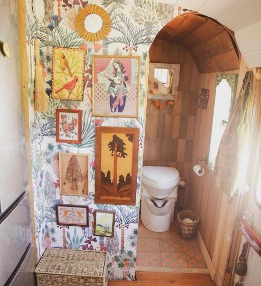 Hotel Super Tramp Converted School Bus