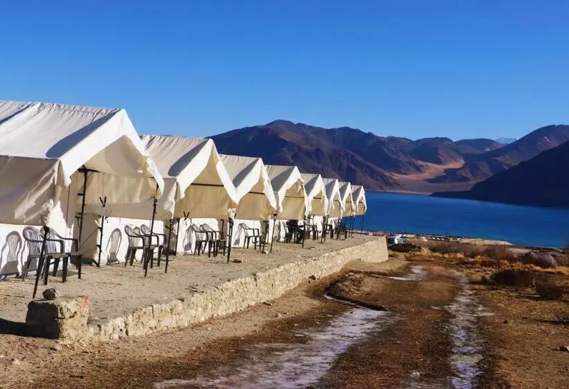 Resort Camp Redstart
