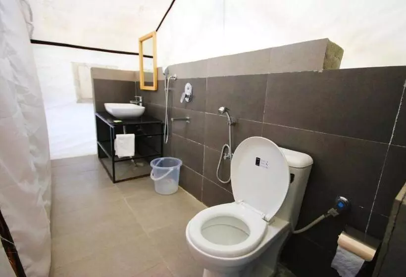 Resort Camp Redstart