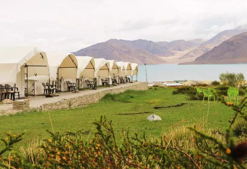 Resort Camp Redstart