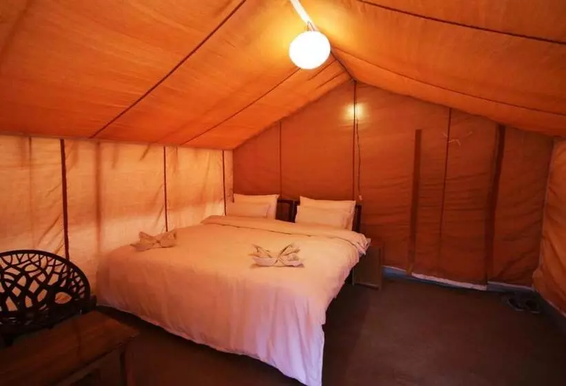 Resort Camp Redstart