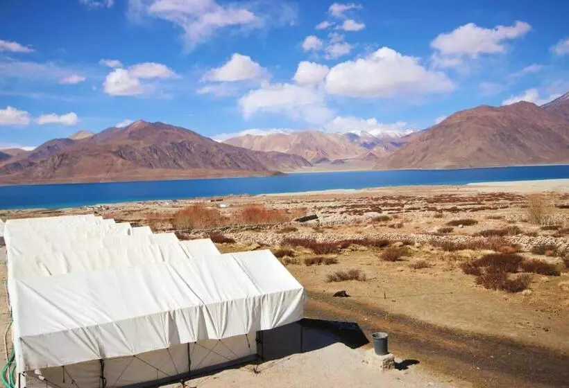 Resort Camp Redstart