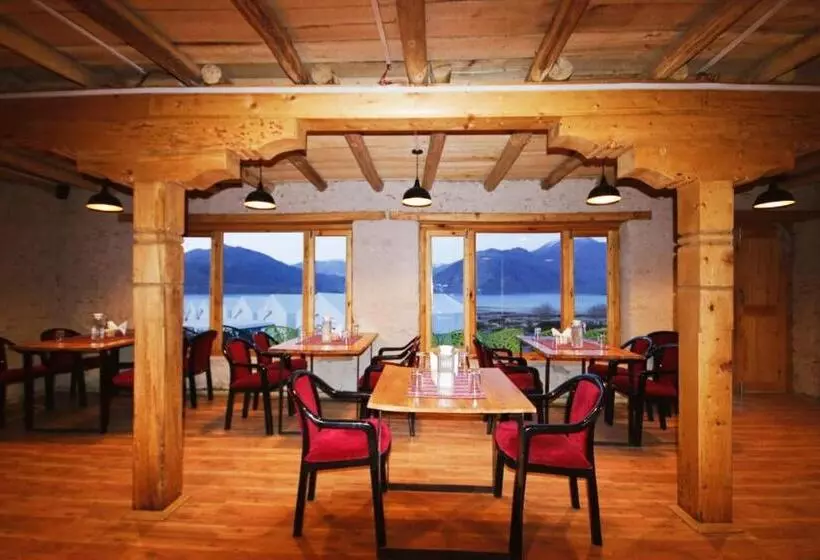 Resort Camp Redstart