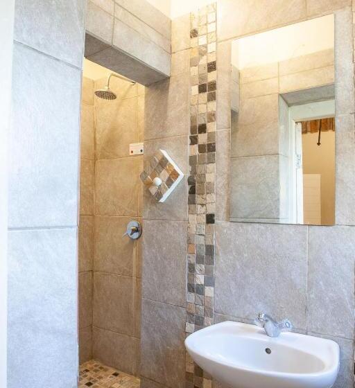 بنسيون Strand Scouty`s Place   6 Sleeper Helderberg Ct