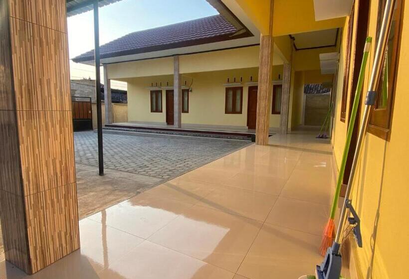 Hotel Oyo Life 93255 Kosan Teratai Jaya