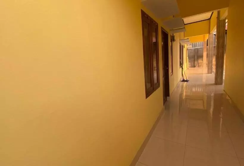 ホテル Oyo Life 93255 Kosan Teratai Jaya