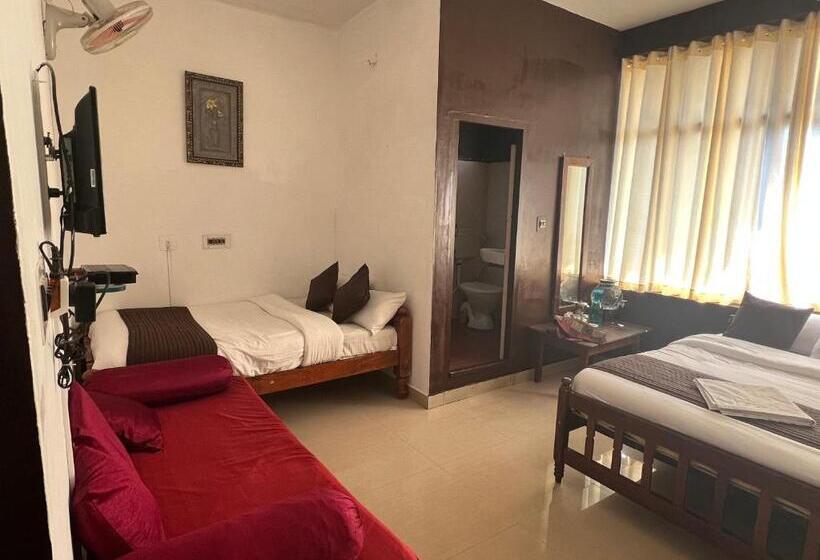 Отель Caveri Inn