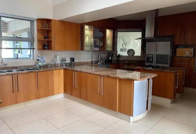 تختخواب و صبحانه Atonement Luxury Villa