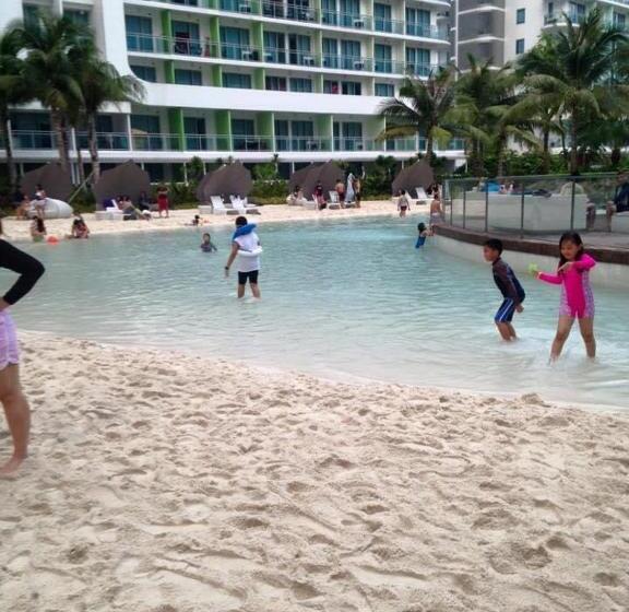 هتل Azure Urban Resort Residences