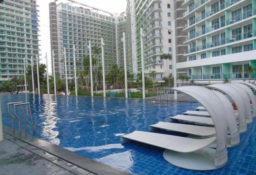 هتل Azure Urban Resort Residences
