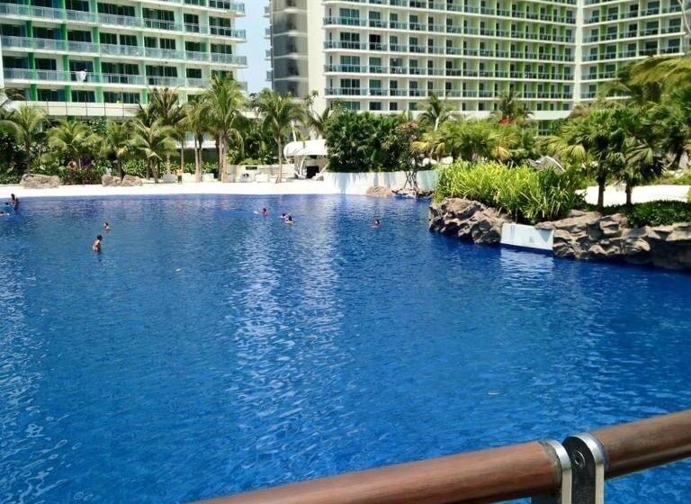 هتل Azure Urban Resort Residences