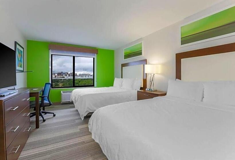 هتل Holiday Inn Express & Suites Downtown
